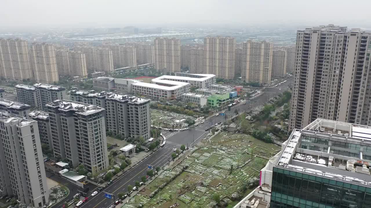 航拍杭州临平城市建筑风光雪景鸟瞰图视频素材