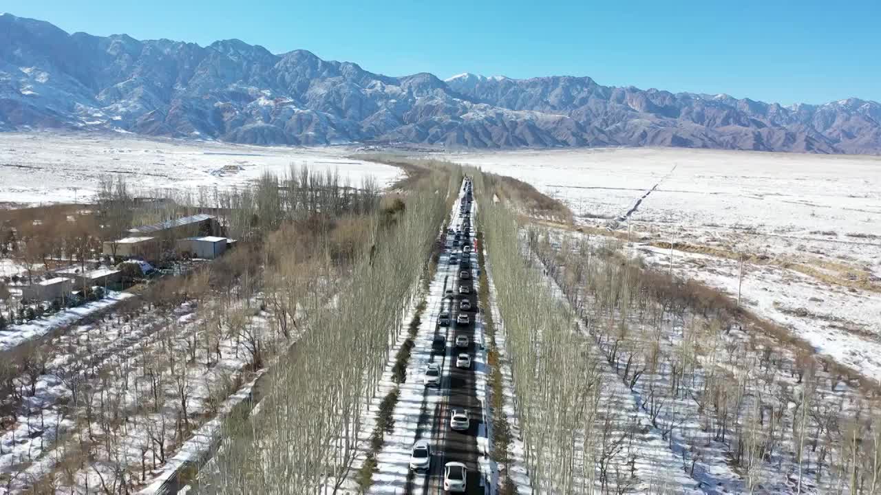 航拍空中鸟瞰雪后宁夏银川贺兰山边的公路视频素材