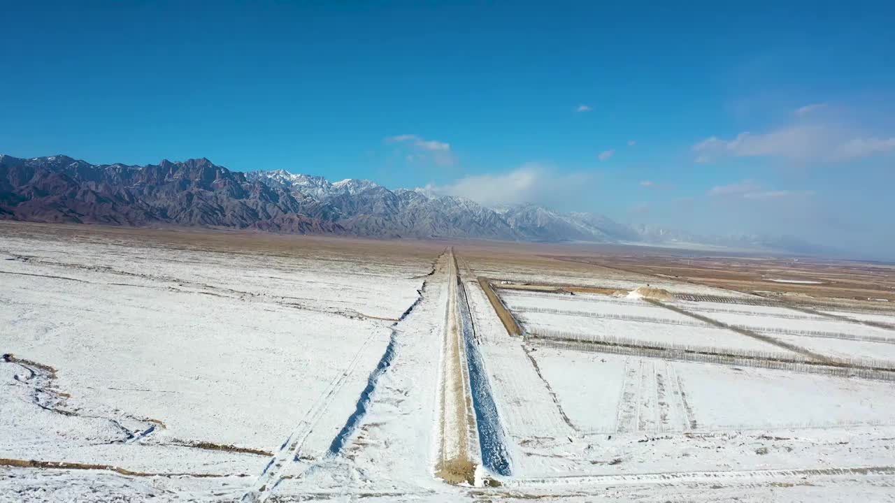 航拍空中鸟瞰雪后宁夏贺兰山边的戈壁滩视频素材