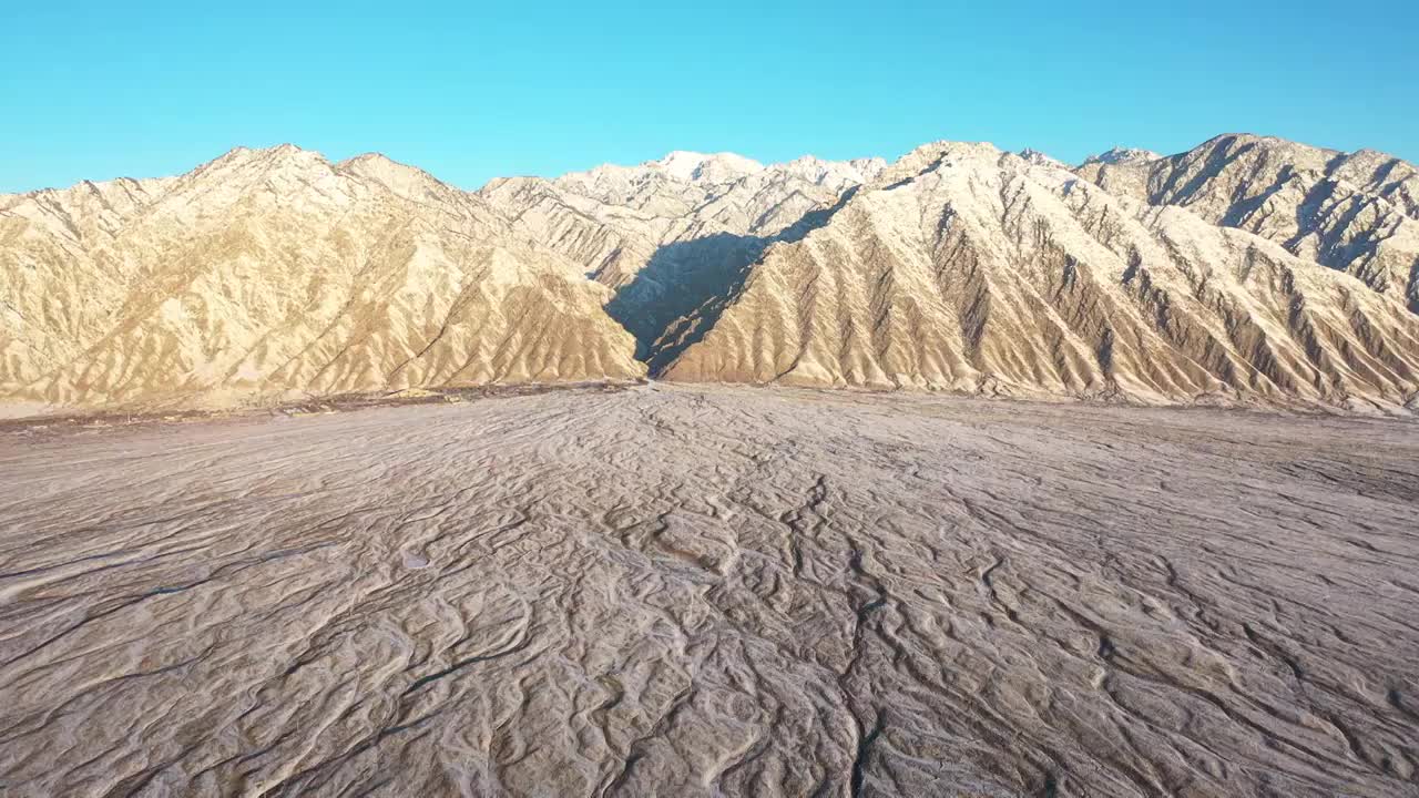 航拍空中鸟瞰雪后宁夏贺兰山边的戈壁滩视频素材