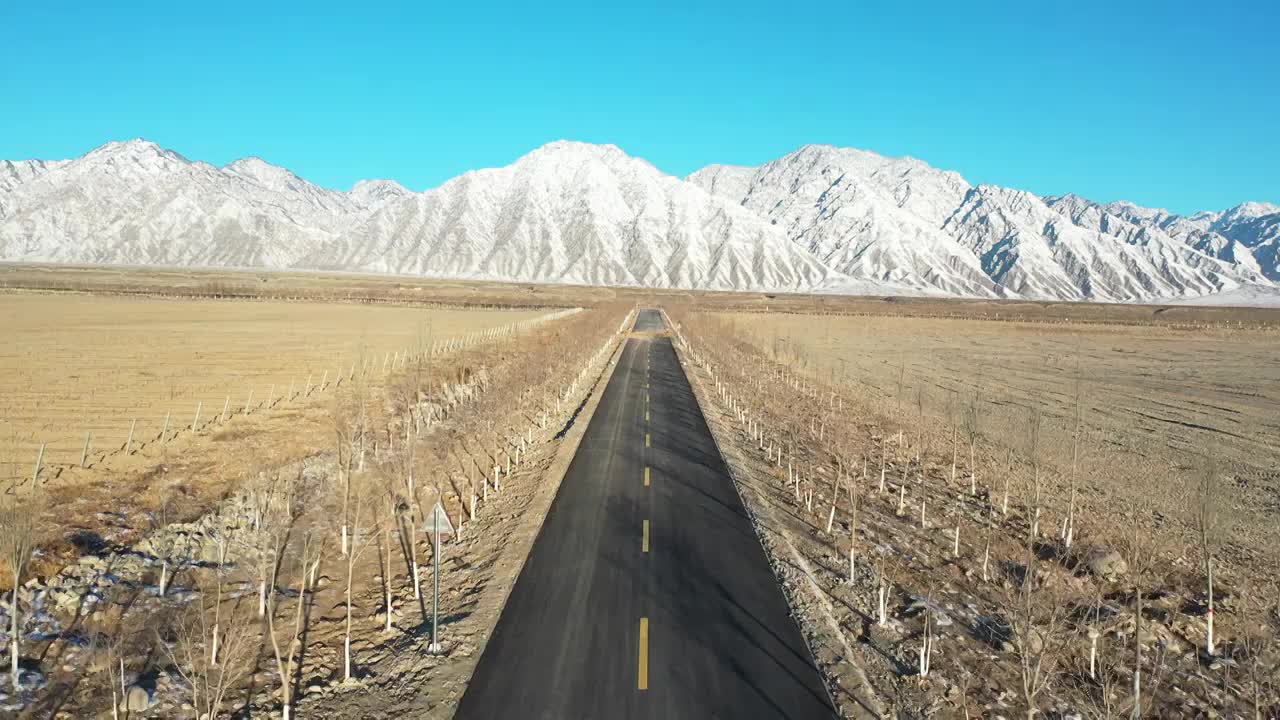 航拍空中鸟瞰雪后宁夏银川贺兰山边的公路视频素材