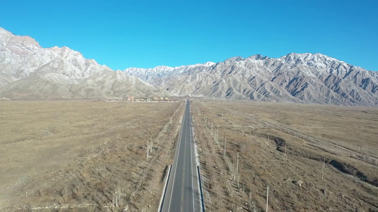 航拍空中鸟瞰雪后宁夏银川贺兰山边的公路视频素材