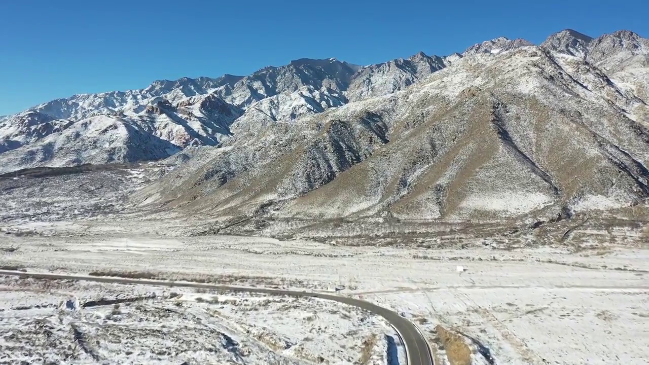 航拍空中鸟瞰雪后宁夏银川贺兰山边的公路视频素材