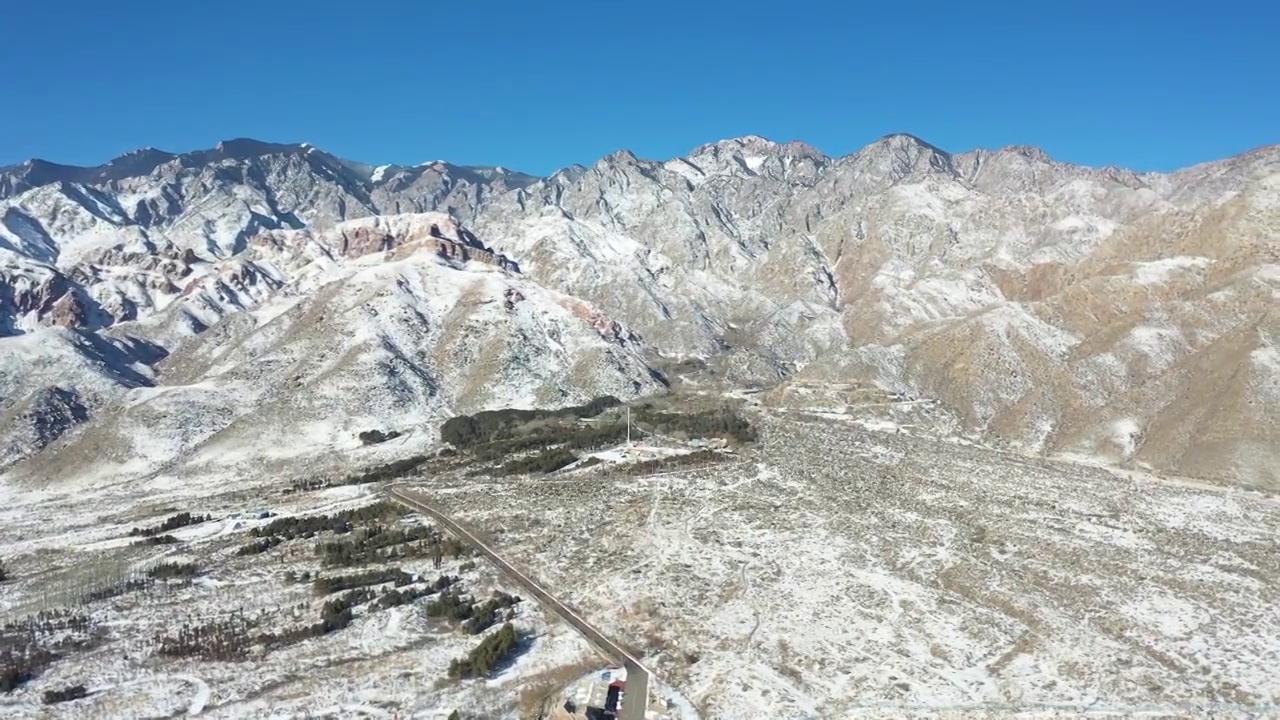 航拍空中鸟瞰雪后宁夏银川贺兰山滚钟口景区视频素材