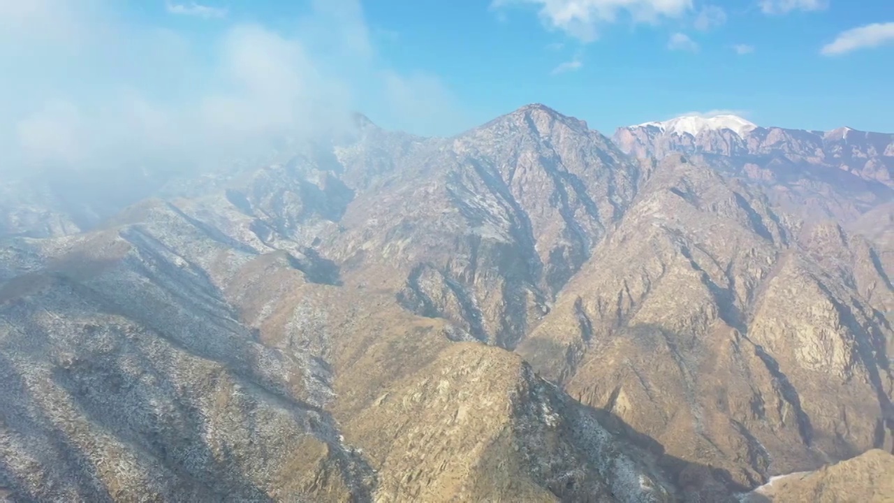 航拍鸟瞰云雾缭绕的雪后贺兰山视频素材