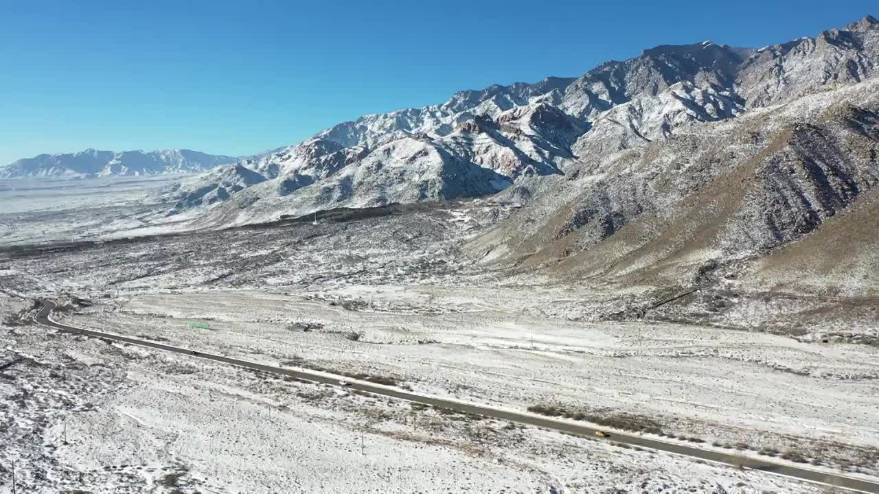 航拍空中鸟瞰雪后宁夏银川贺兰山边的公路视频素材