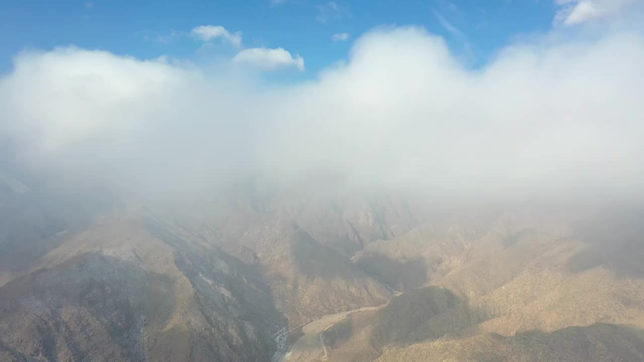 航拍鸟瞰云雾缭绕的雪后贺兰山视频素材