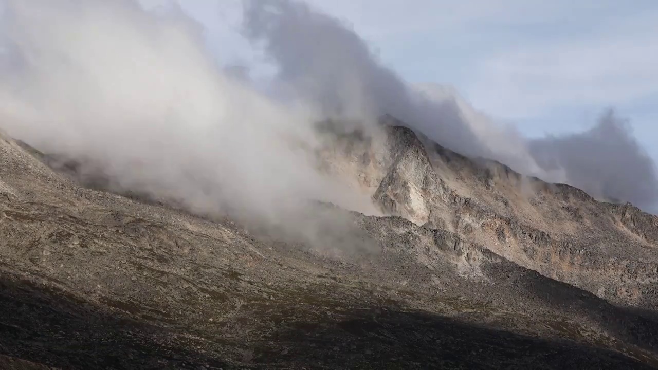 山峰的云，云雾缭绕的山峰视频素材