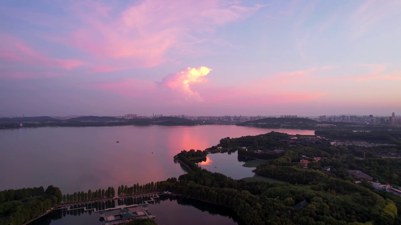 航拍夕阳晚霞落日天空湖景自然风光视频素材