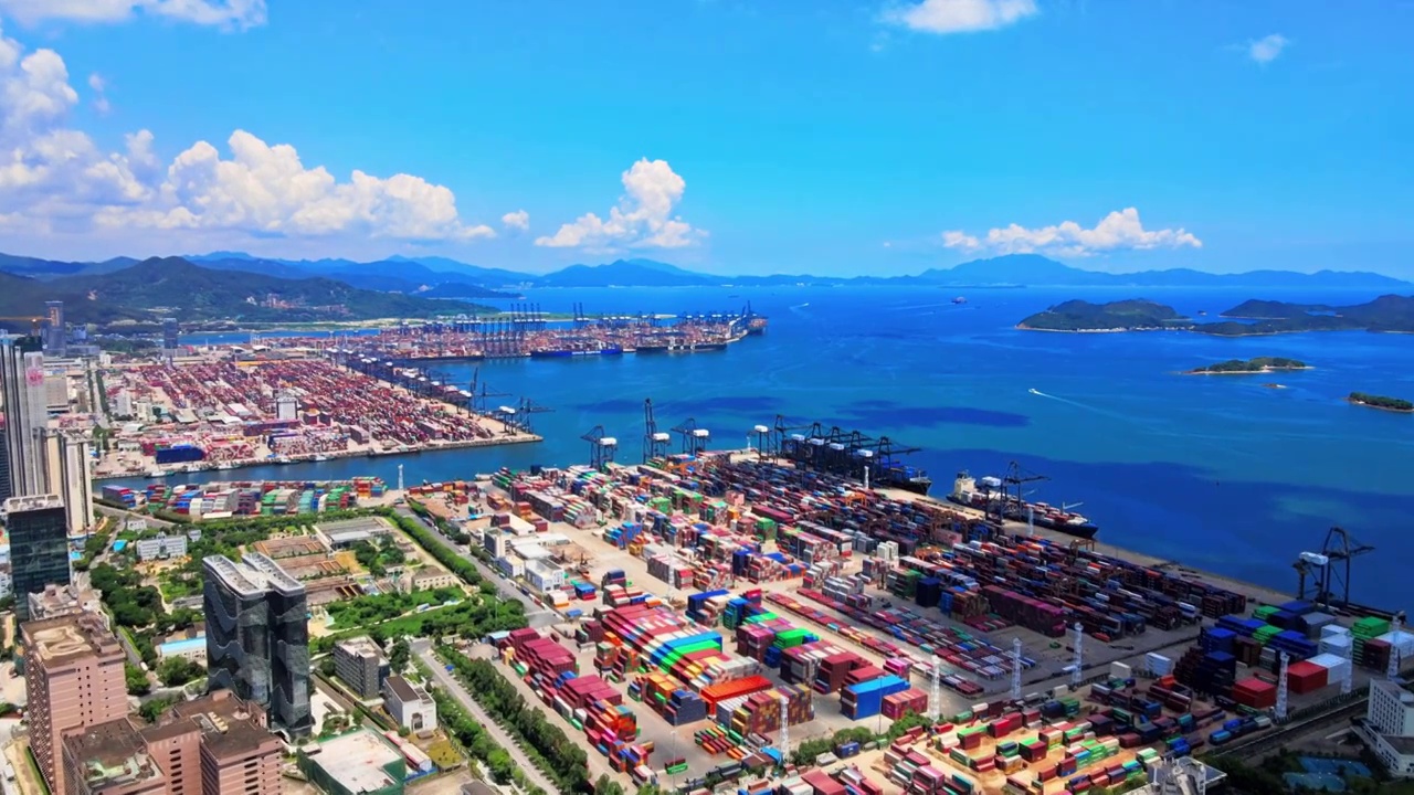 深圳盐田港口航拍视频素材画面1