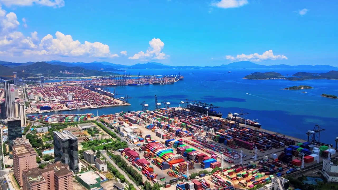 深圳盐田港口航拍视频素材画面2