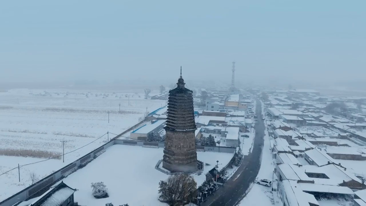 辽宁省阜新市阜新县懿州旧址契丹古塔初冬雪景（航拍）视频素材