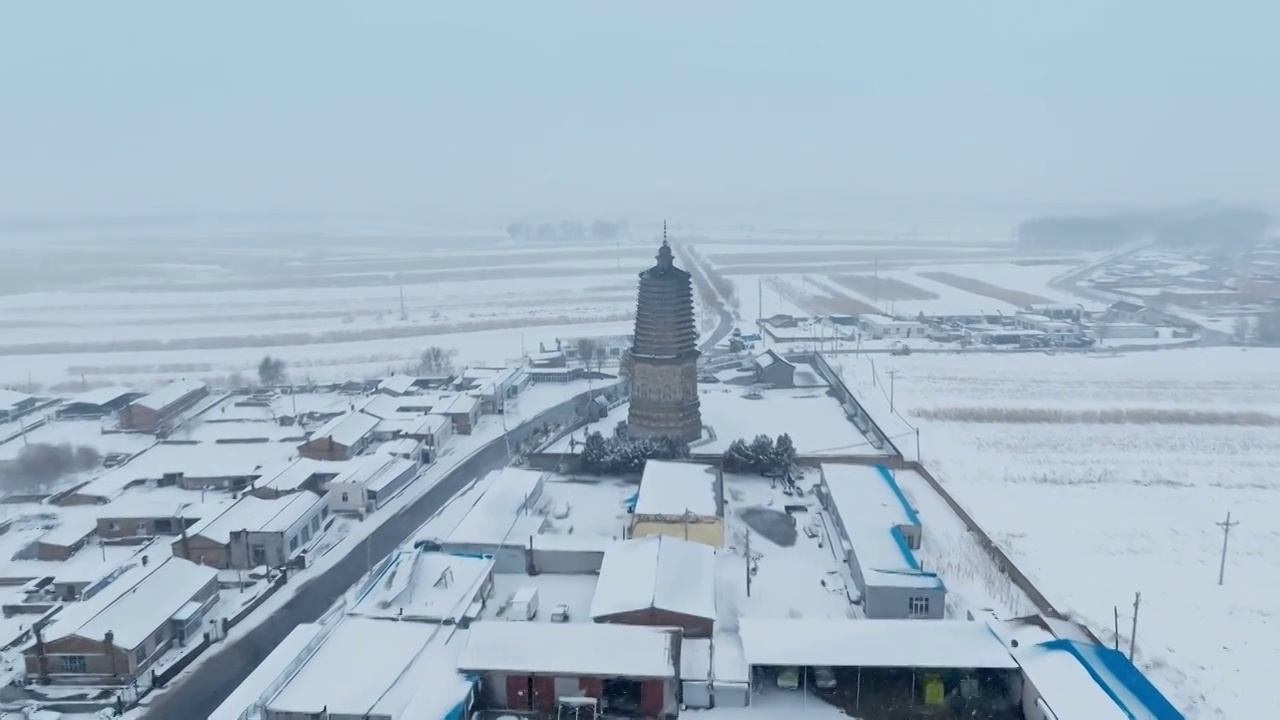 辽宁省阜新市阜新县懿州旧址契丹古塔初冬雪景（航拍）视频素材