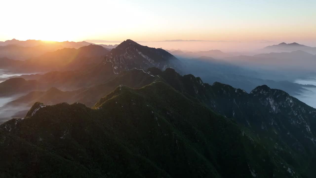 箭扣长城.日出视频素材