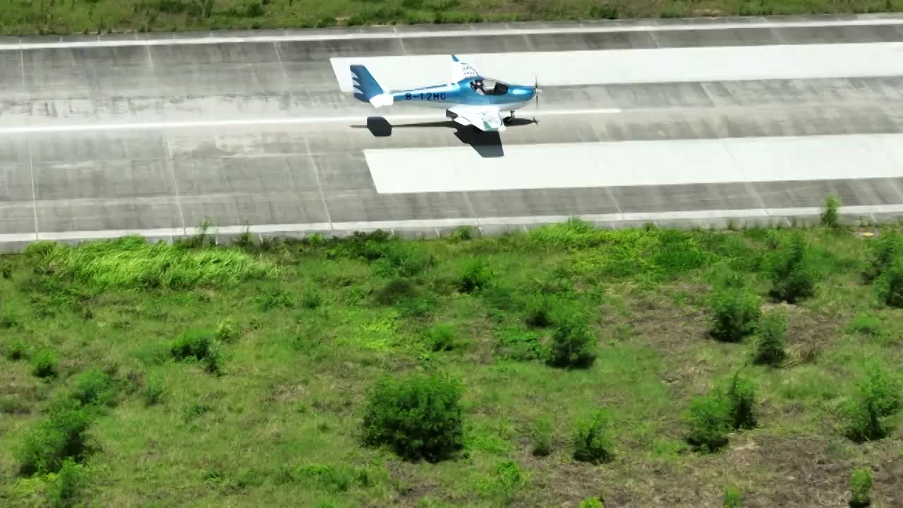 航拍通用航空飞机起飞视频素材