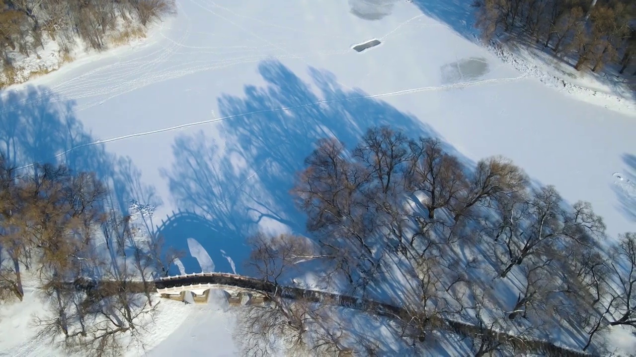 航拍雪后石拱桥光影视频素材