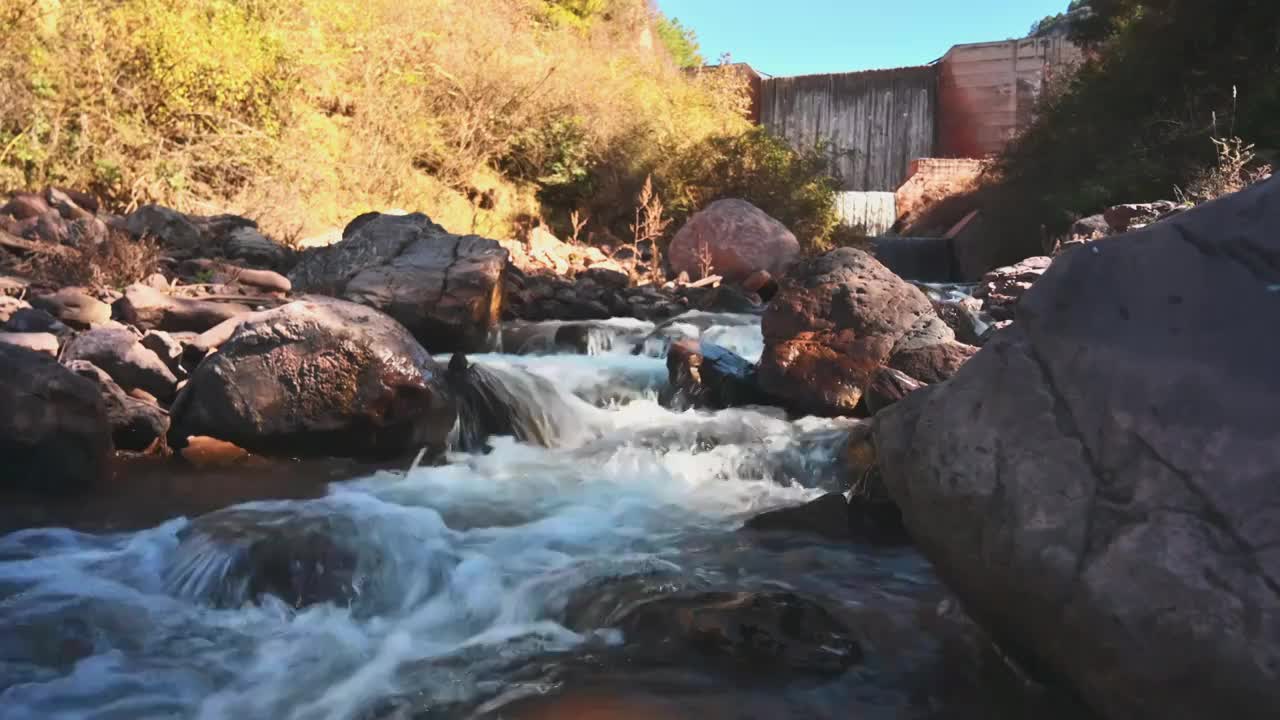 云南省兰坪雪邦山阳光下的小溪瀑布水流风光视频素材