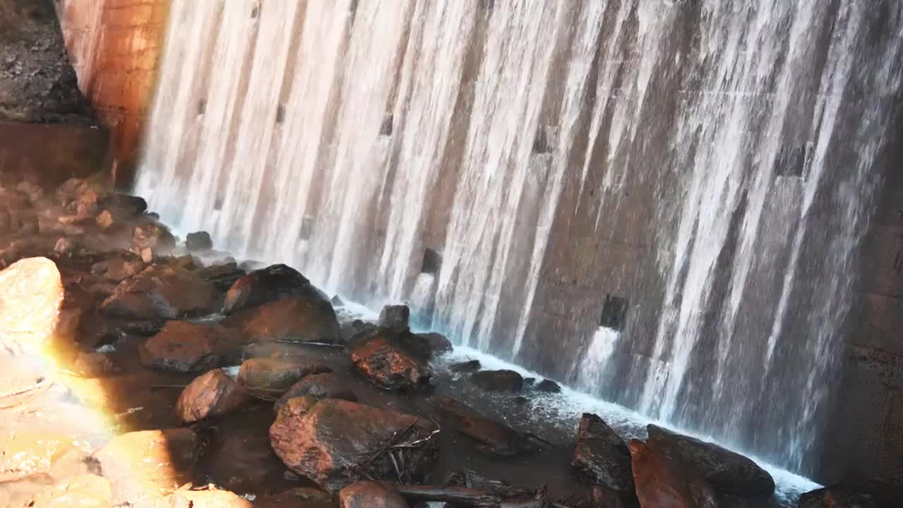 云南省兰坪雪邦山阳光下的小溪瀑布水流风光视频素材