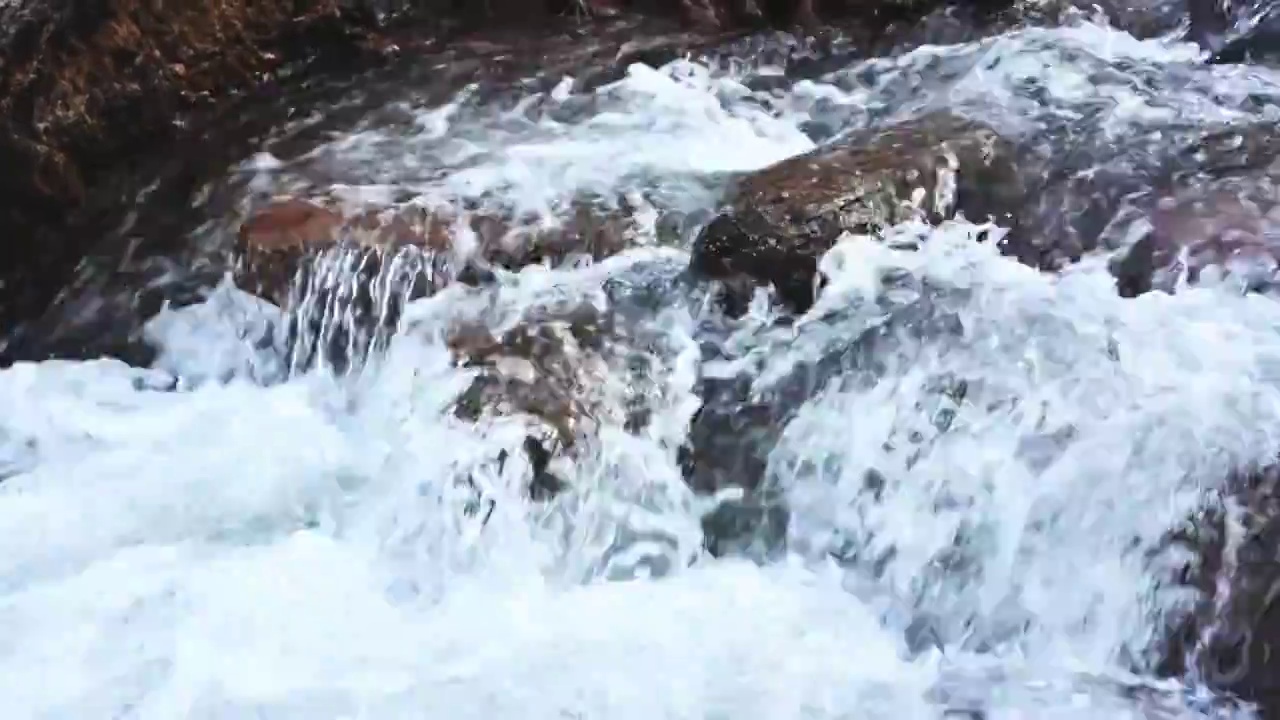 云南省兰坪雪邦山阳光下的小溪瀑布水流风光视频素材