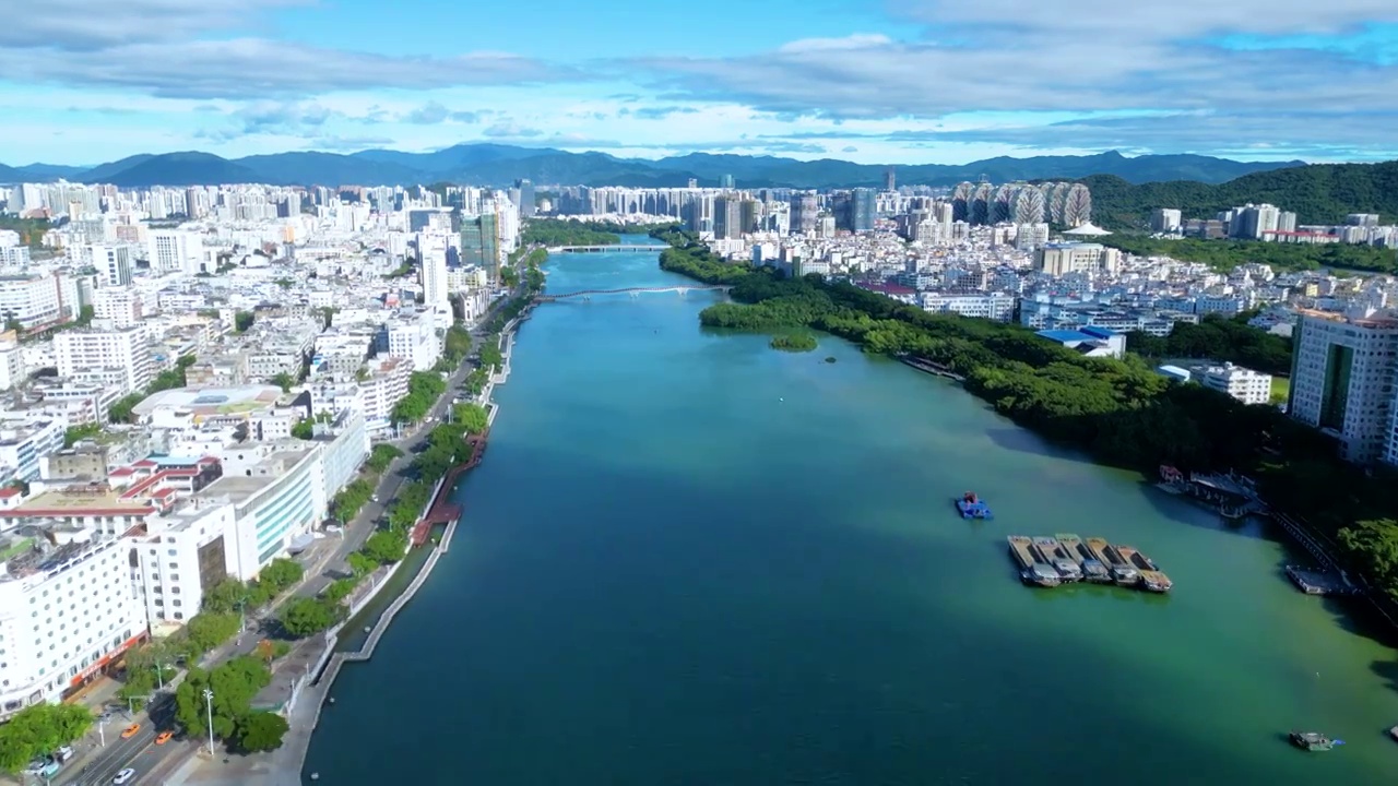 蓝天白云下的帆船游艇旅游胜地：三亚湾视频素材