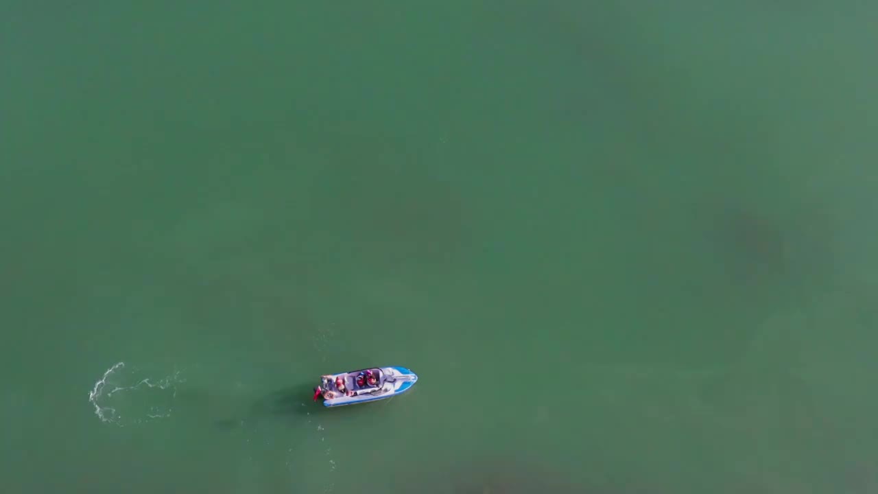 水面上行驶的船，水上雅丹的游船，湖面上的船正在快速行驶视频素材