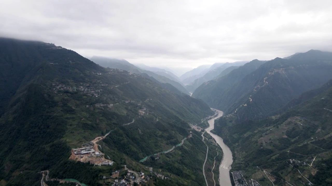 航拍老姆登阴天峡谷怒江视频素材