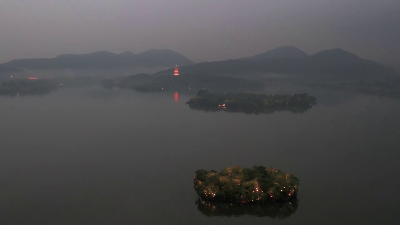 杭州西湖雷峰塔阴天傍晚航拍视频素材