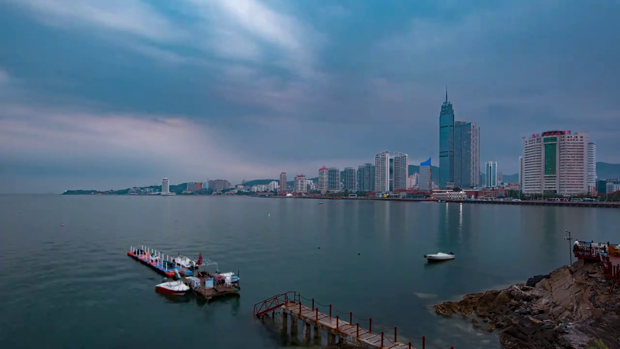 烟台山海边雨过天晴日转夜延时视频素材