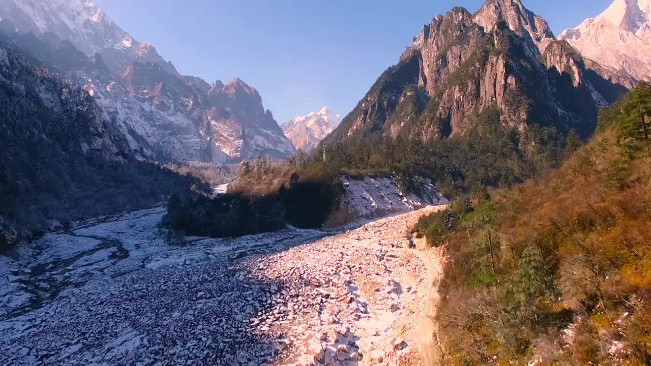 四川省甘孜州摩西古镇燕子沟雪山红石滩航拍视频素材