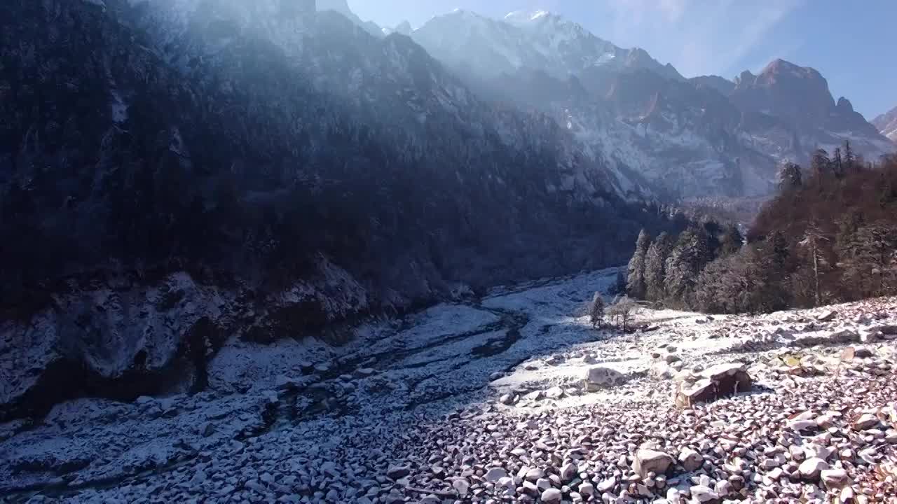 四川省甘孜州摩西古镇燕子沟雪山红石滩航拍视频素材