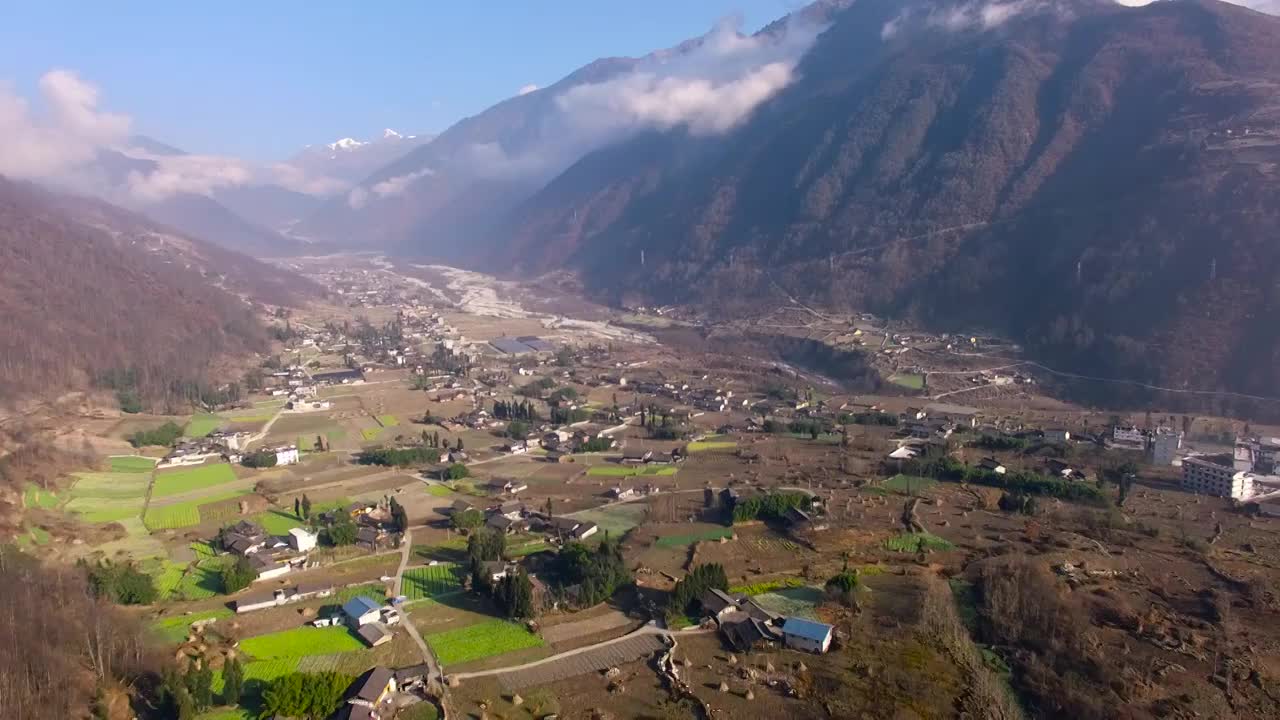 四川省甘孜州摩西古镇燕子沟雪山红石滩航拍视频素材