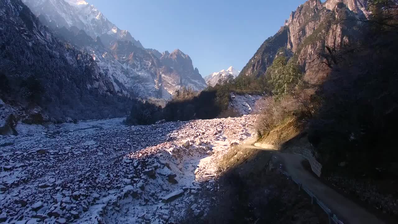 四川省甘孜州摩西古镇燕子沟雪山红石滩航拍视频素材