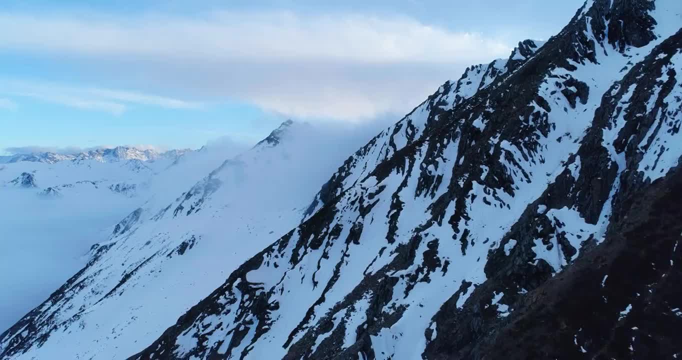 四川巴郎山雪山日落美丽云海风景航拍延时视频素材