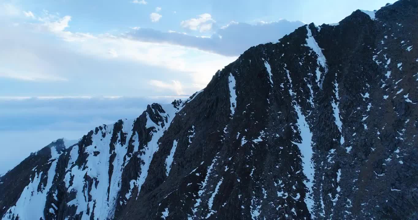 四川巴郎山雪山日落美丽云海风景航拍延时视频素材