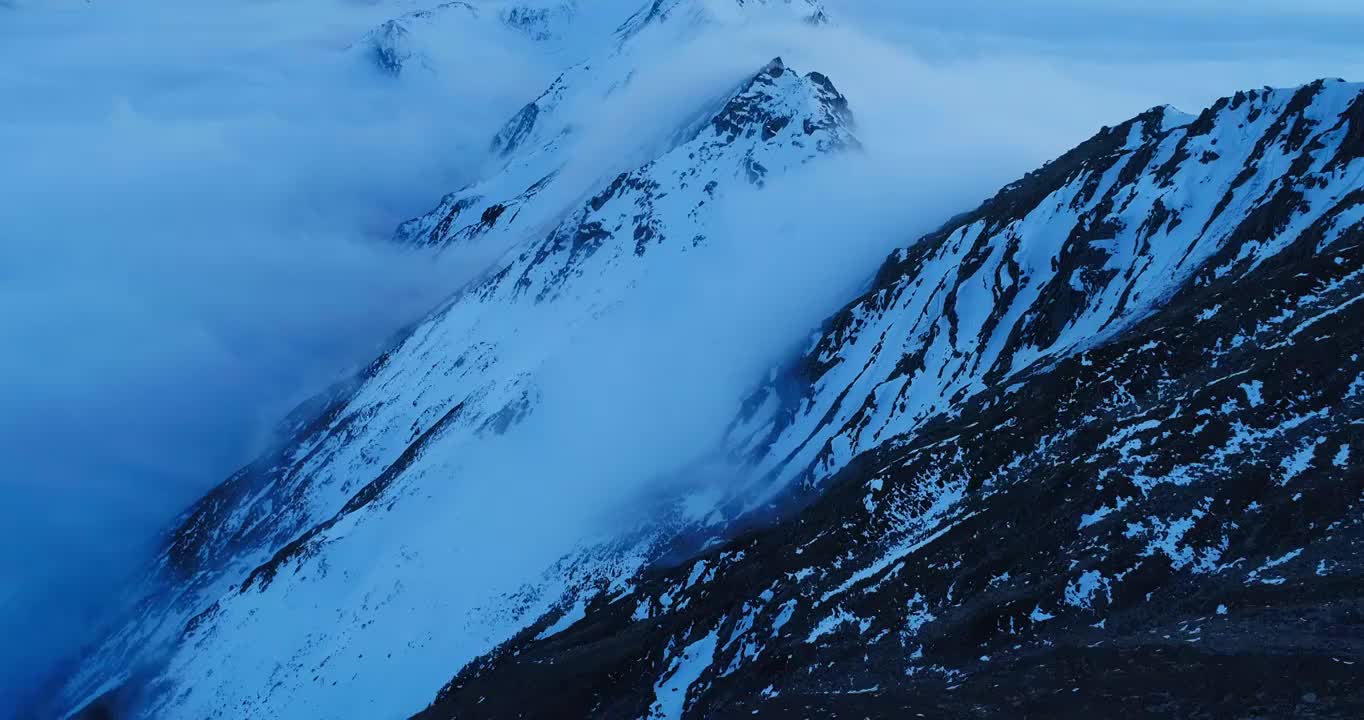 四川巴郎山雪山日落美丽云海风景航拍延时视频素材