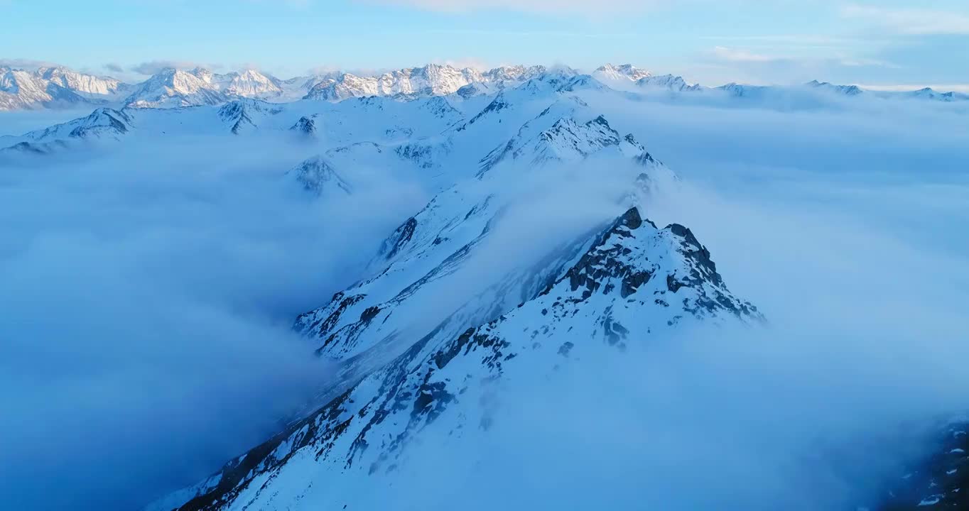 四川巴郎山雪山日落美丽云海风景航拍延时视频素材