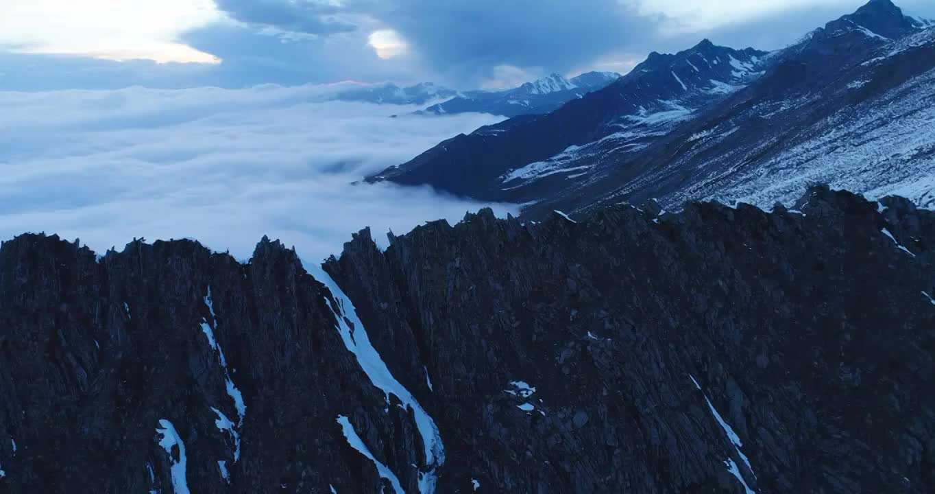 四川巴郎山雪山日落美丽云海风景航拍延时视频素材