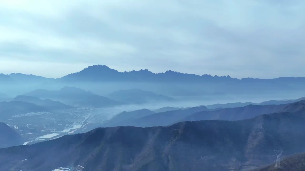 阴天山峦剪影视频素材