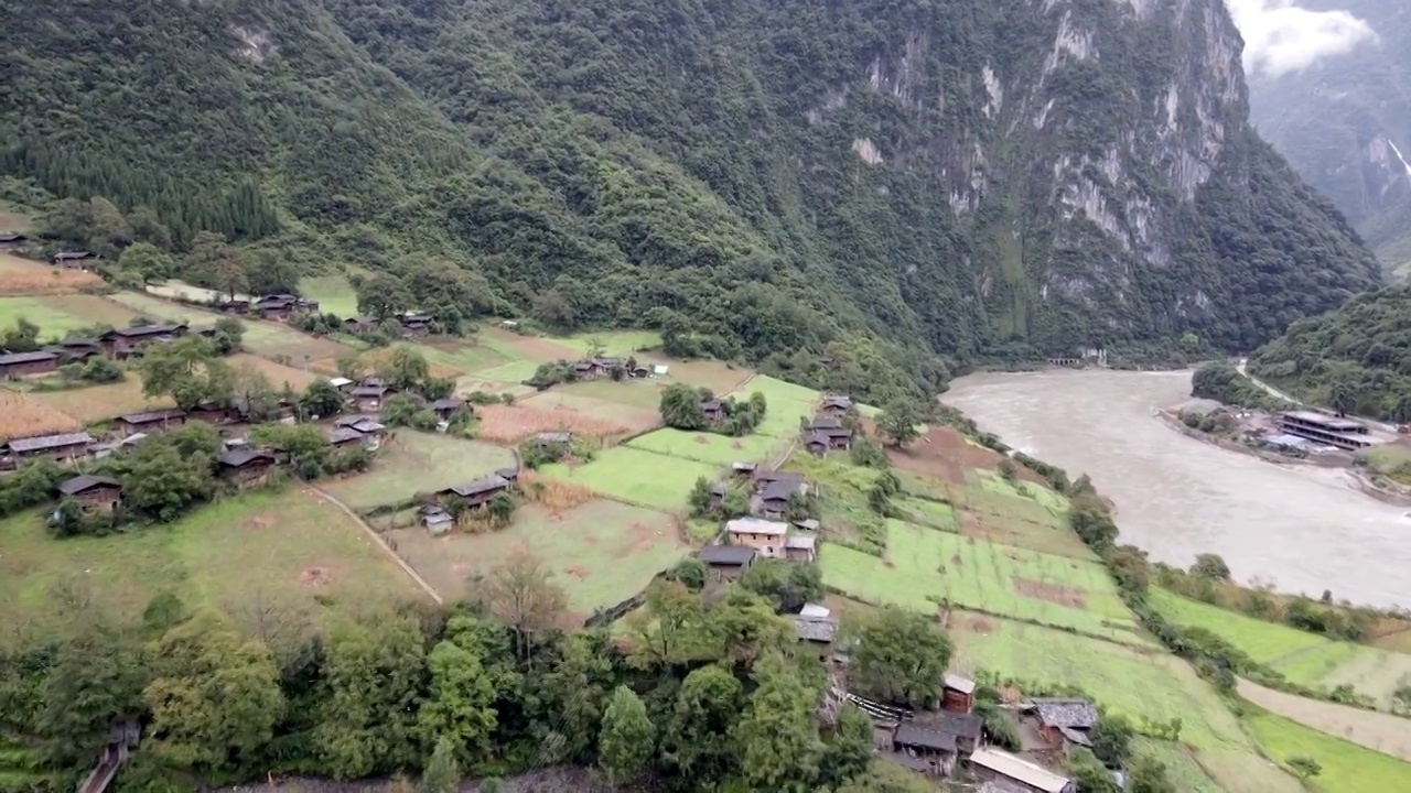 航拍雾里村民居怒江视频素材