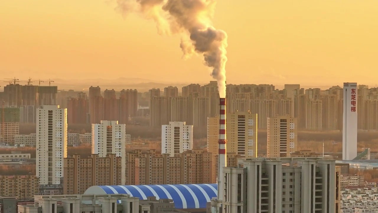 辽宁沈阳城市航拍烟囱建筑黄昏日落视频素材