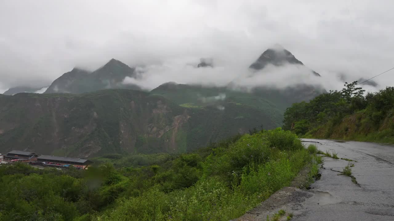 山峰云雾小路视频素材