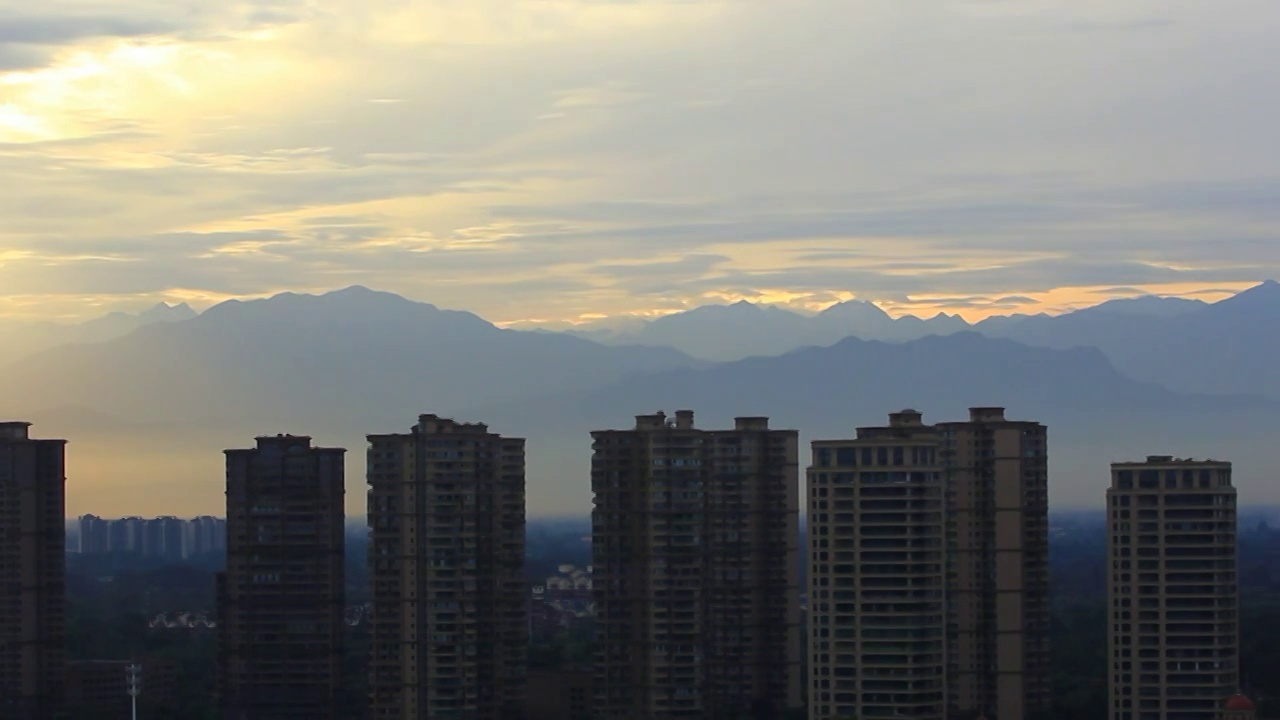 傍晚时分成都市区周围的群山视频素材