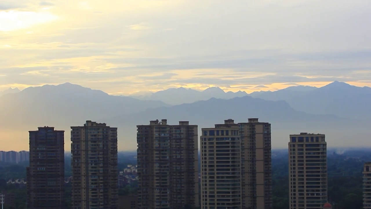 傍晚时分成都市区周围的群山视频素材