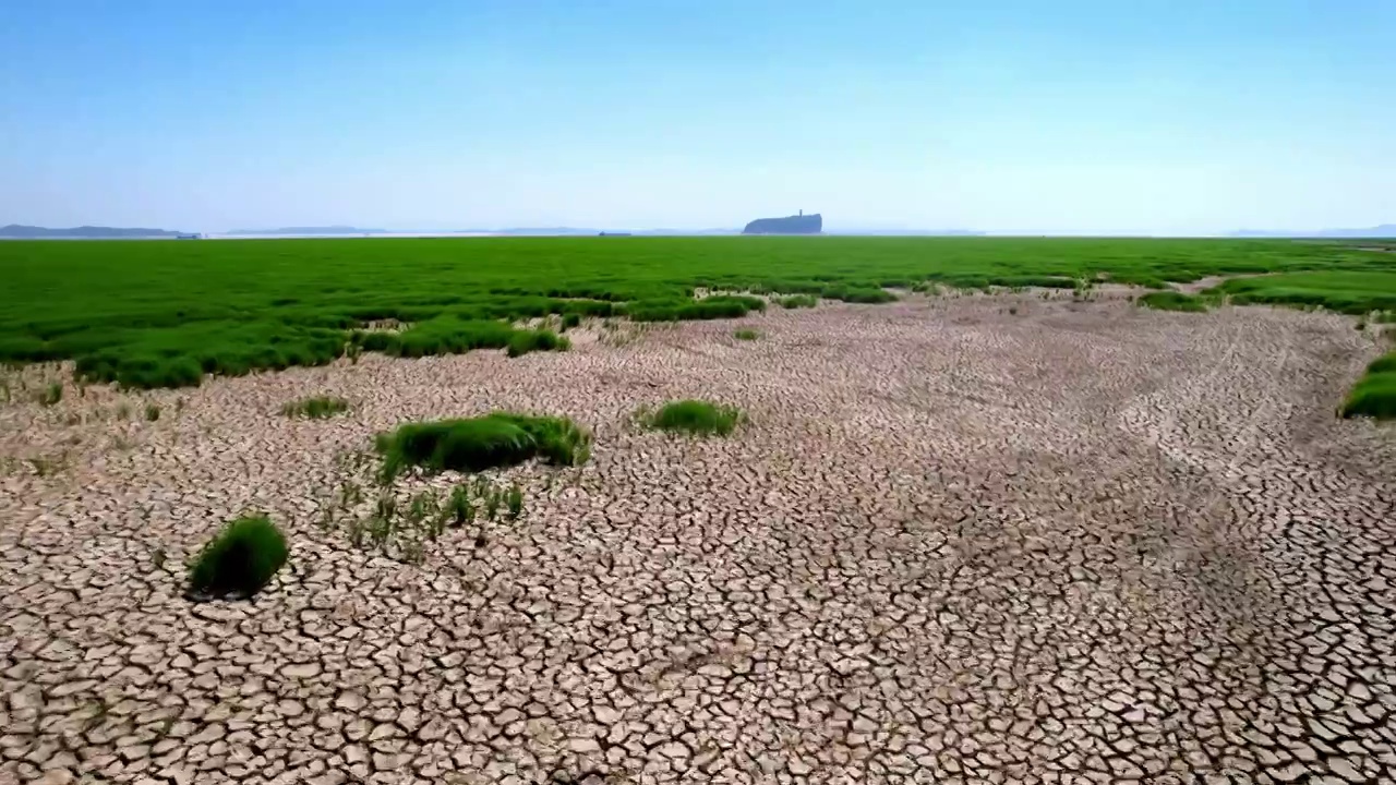 干涸的河床开裂的土地视频素材