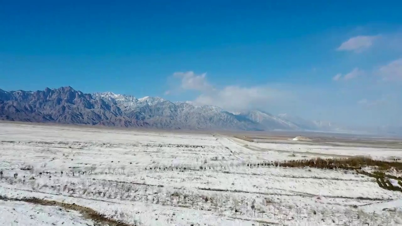 航拍空中鸟瞰雪后贺兰山山边延时视频素材