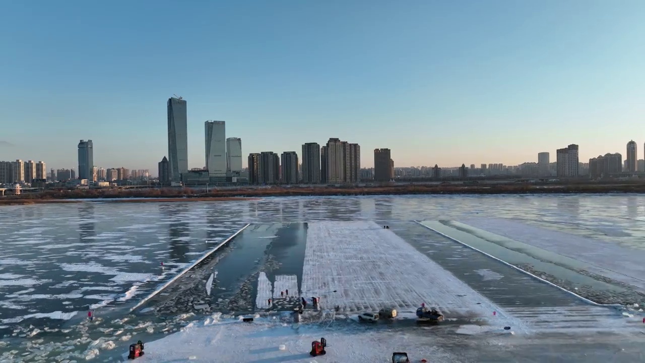 4K哈尔滨冬季松花江采冰冰雪大世界建设视频素材