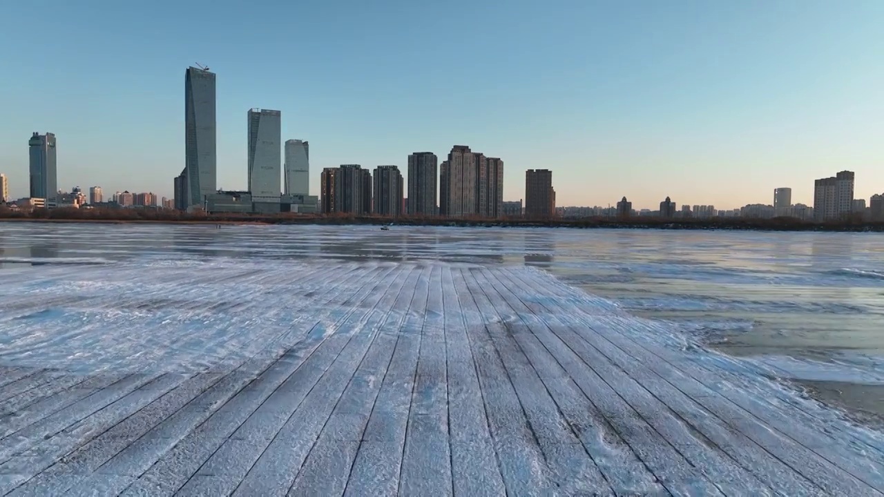 4K哈尔滨冬季松花江采冰冰雪大世界建设视频素材