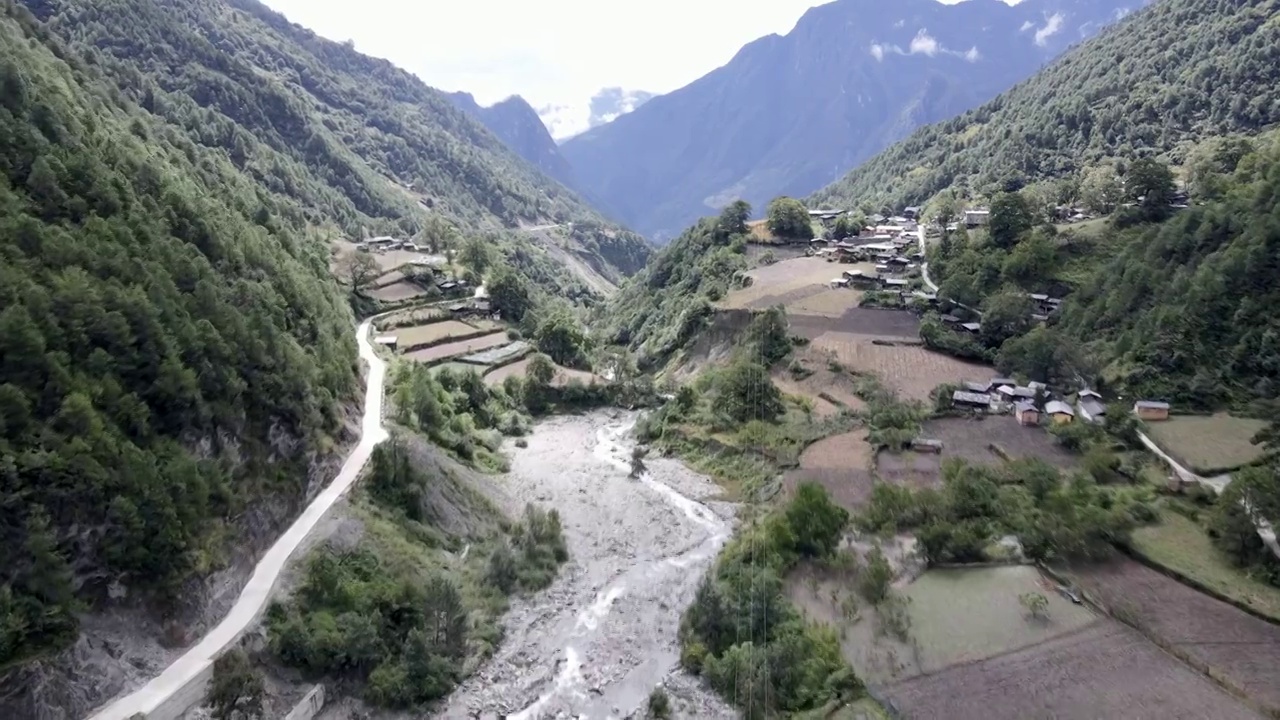 航拍山谷间穿梭村庄小溪视频素材