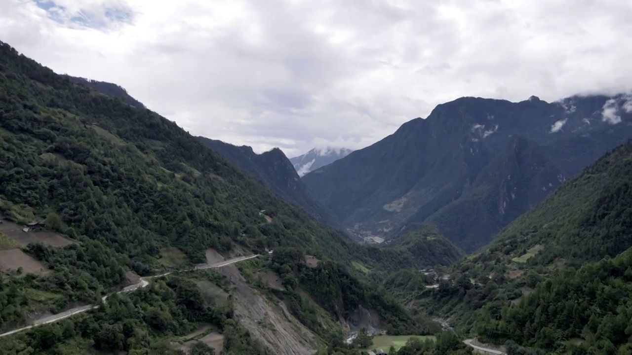 航拍山谷间穿梭远山云层视频素材