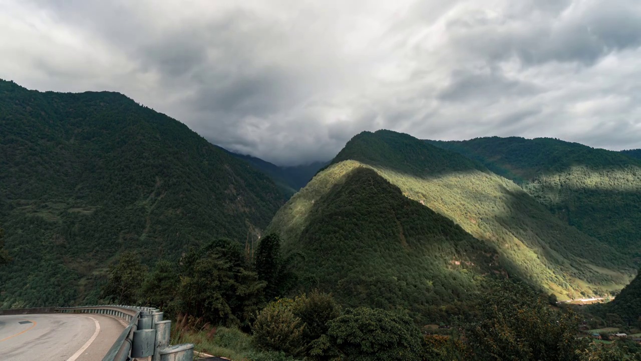 绿山彩虹道路阳光云层延时视频素材